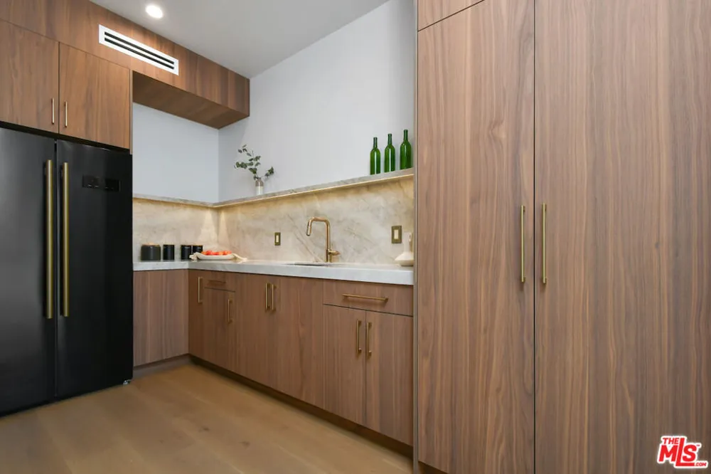 112 S Valley Street Toluca Lake, CA 91505