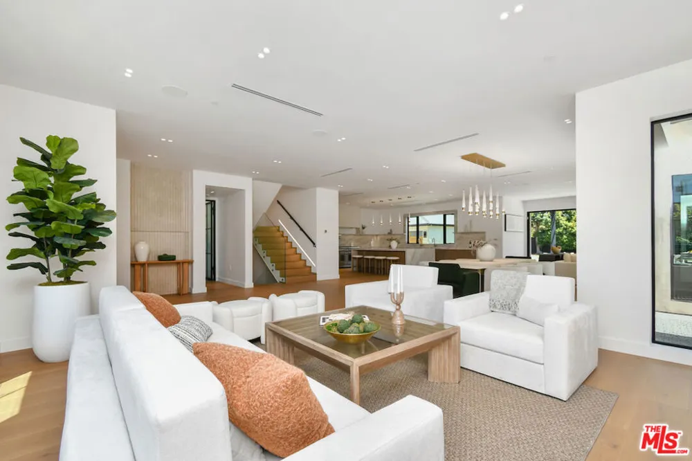 112 S Valley Street Toluca Lake, CA 91505