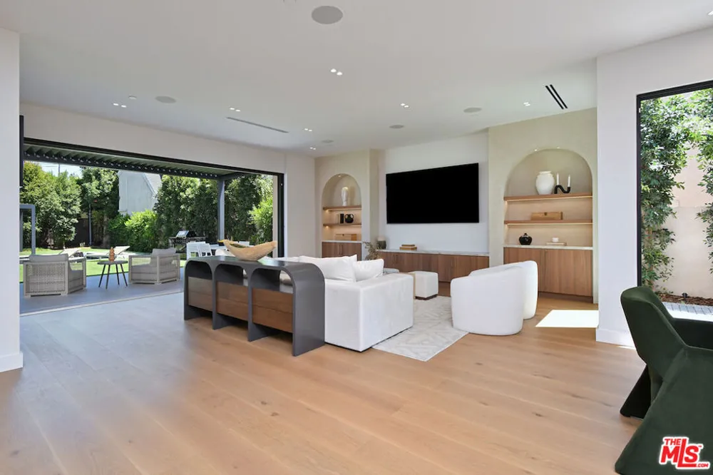 112 S Valley Street Toluca Lake, CA 91505