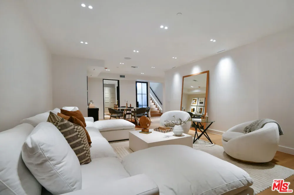 112 S Valley Street Toluca Lake, CA 91505