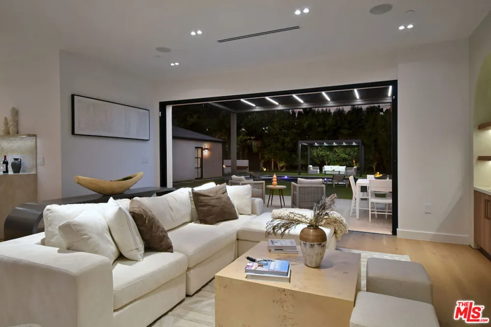 112 S Valley Street Toluca Lake, CA 91505