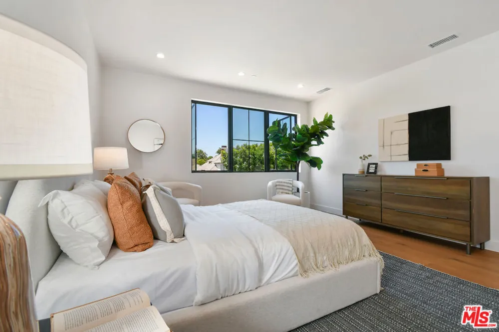 112 S Valley Street Toluca Lake, CA 91505