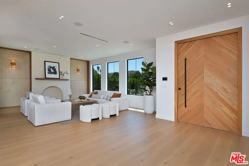 112 S Valley Street Toluca Lake, CA 91505