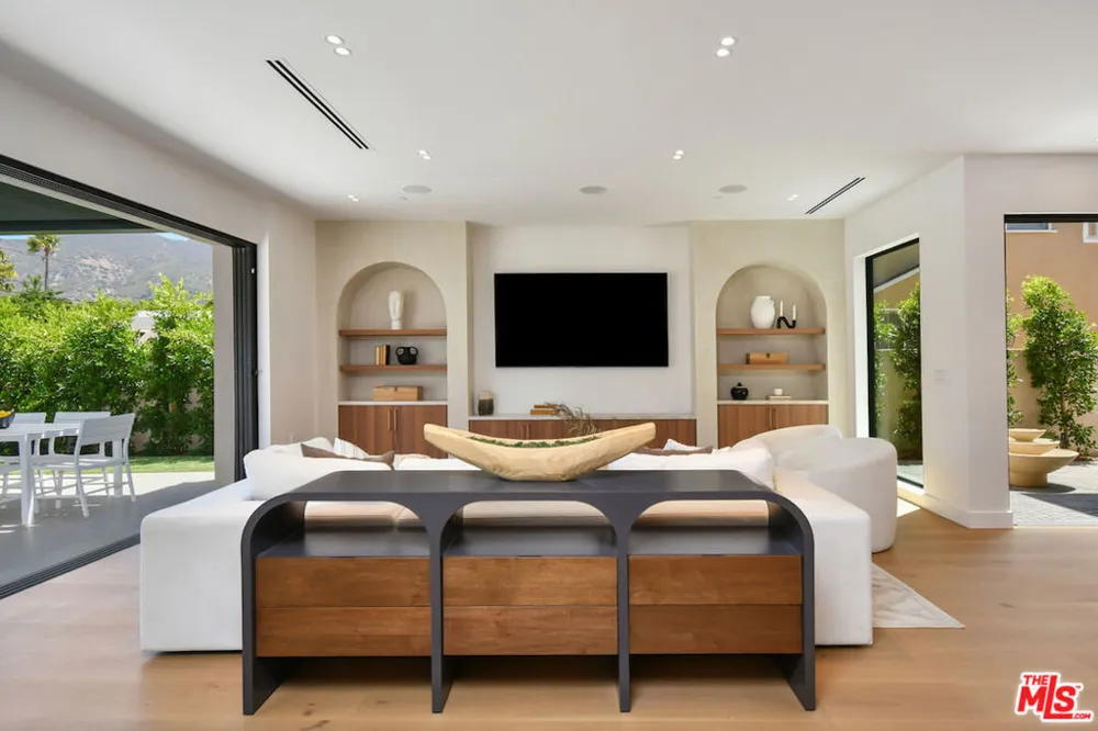 112 S Valley Street Toluca Lake, CA 91505