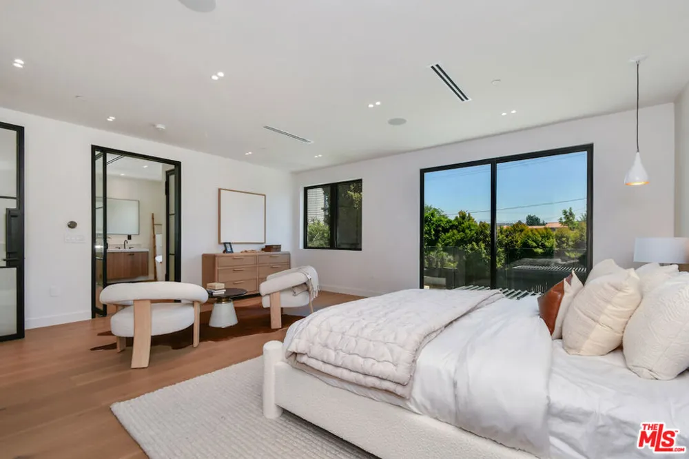 112 S Valley Street Toluca Lake, CA 91505