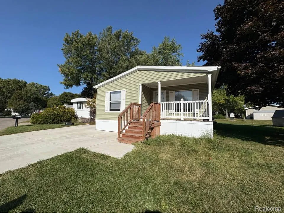 6421 Breezeway Drive Brighton City, MI 48114