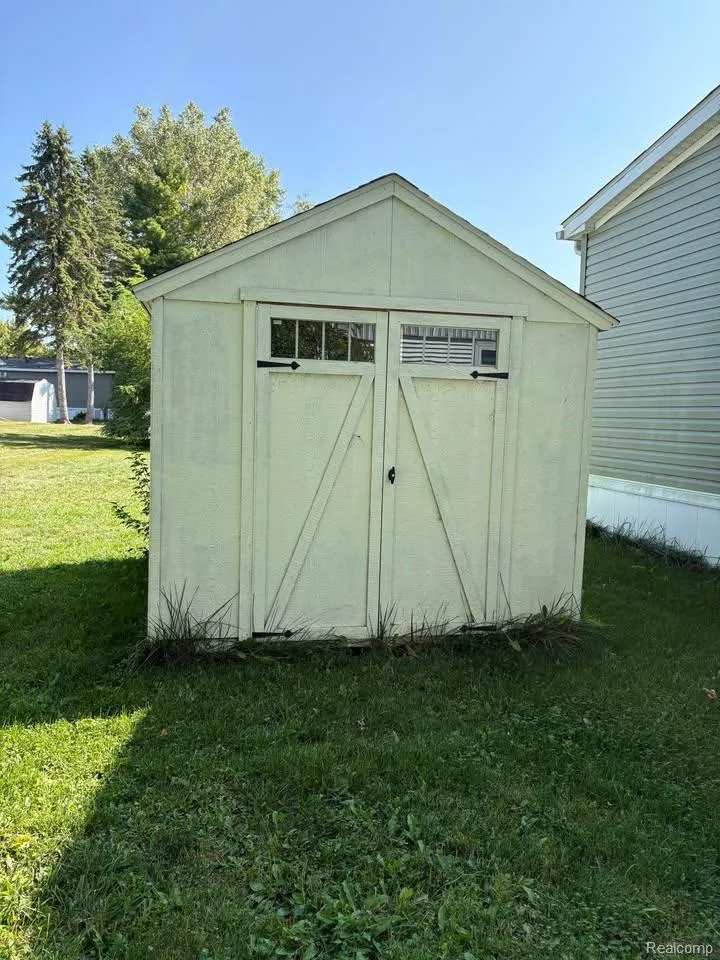 6421 Breezeway Drive Brighton City, MI 48114