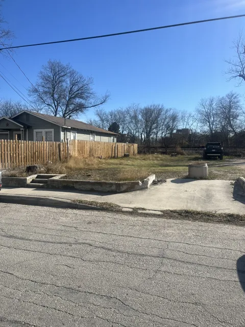 214 E LACHAPELLE