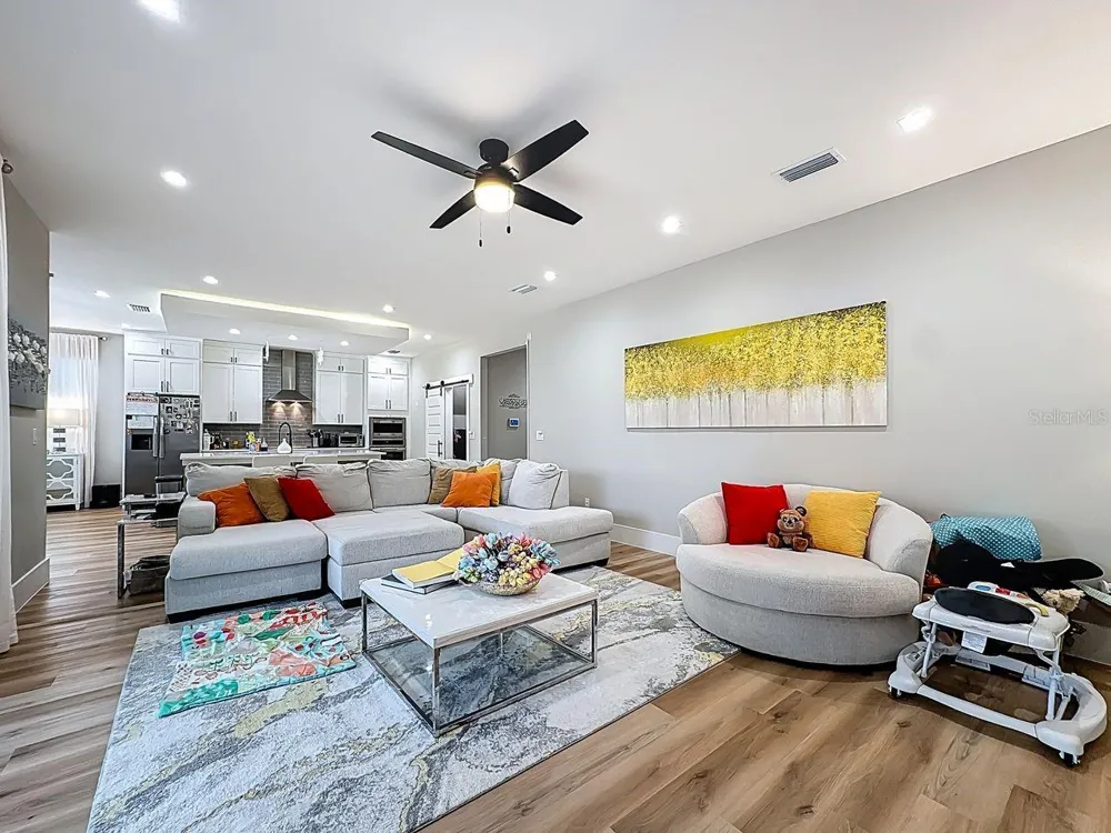 2720 S SHINE AVENUE Orlando, FL 32806