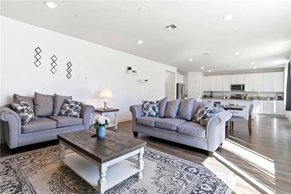 15594 Raptor Moreno Valley, CA 92551