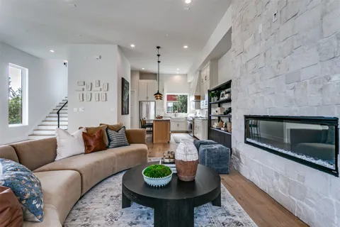 250 E Dallas Road #121