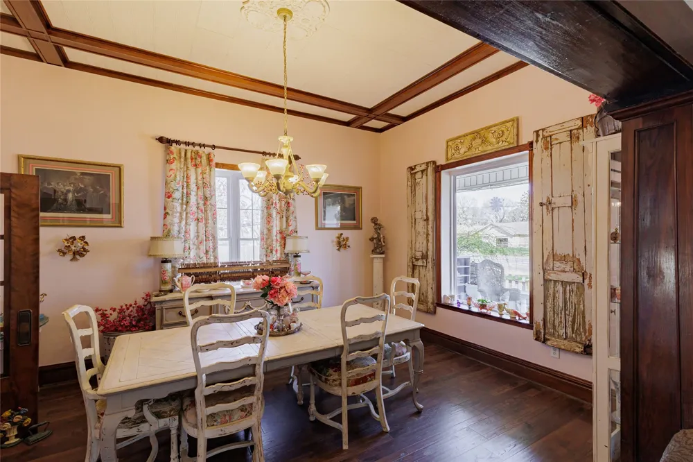 403 W Franklin Street Alvord, TX 76225