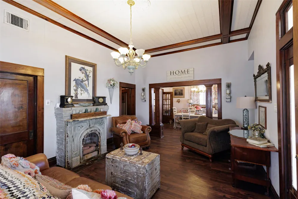 403 W Franklin Street Alvord, TX 76225