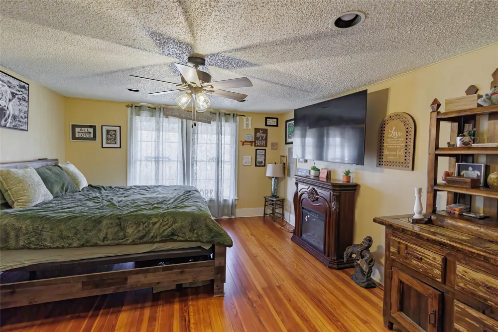 403 W Franklin Street Alvord, TX 76225