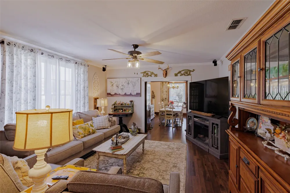 403 W Franklin Street Alvord, TX 76225