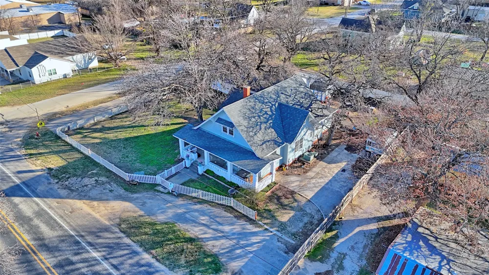 403 W Franklin Street Alvord, TX 76225