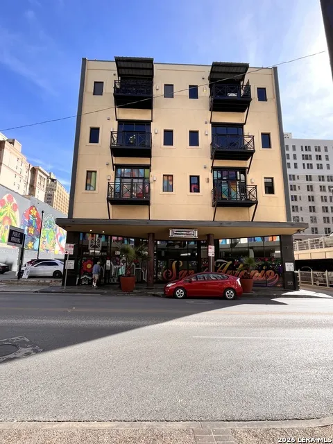 214 E Travis Unit APT 301