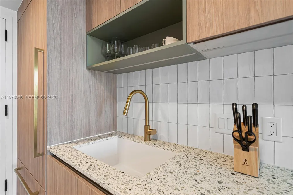 159 NE 6th St #2707 Miami, FL 33132
