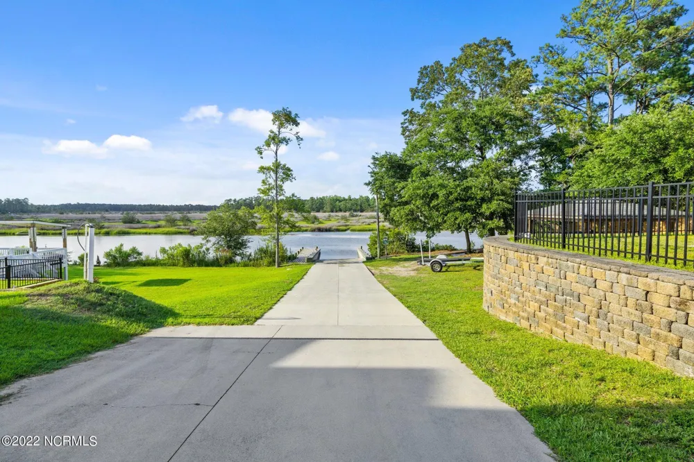 276 E Ivybridge Drive Hubert, NC 28539