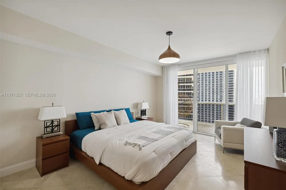 1830 S OCEAN DR #2811 Hallandale Beach, FL 33009