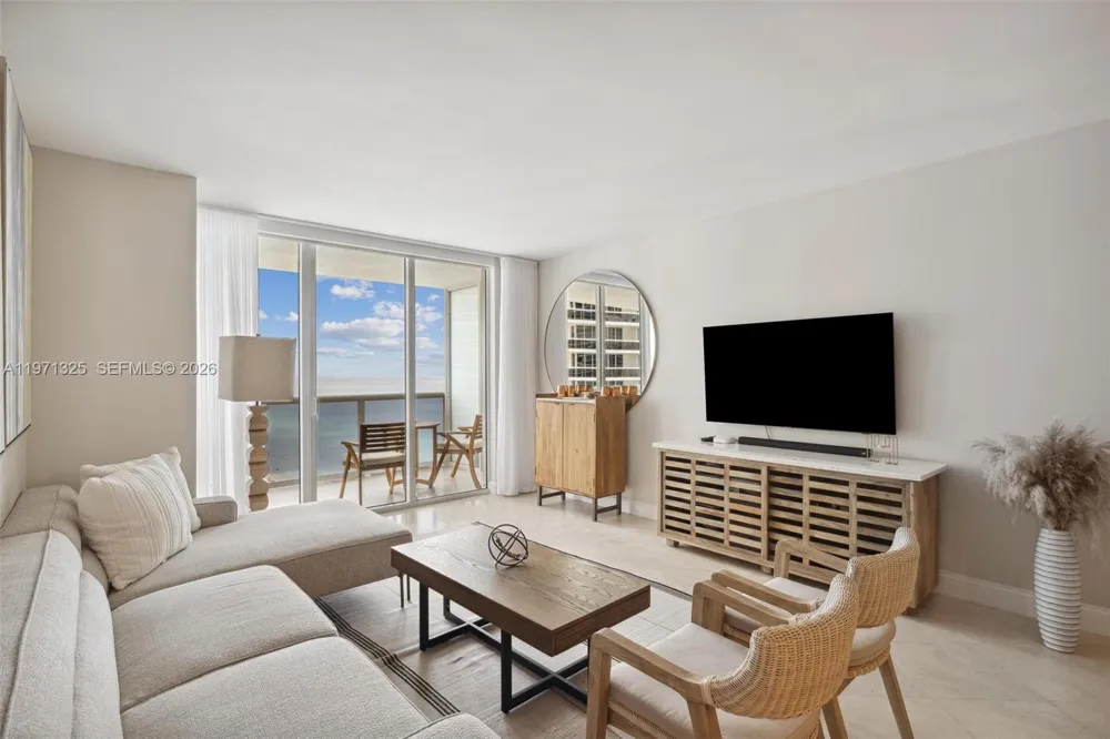 1830 S OCEAN DR #2811 Hallandale Beach, FL 33009