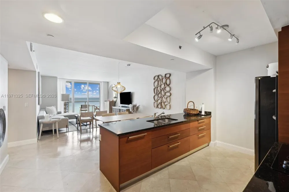 1830 S OCEAN DR #2811 Hallandale Beach, FL 33009