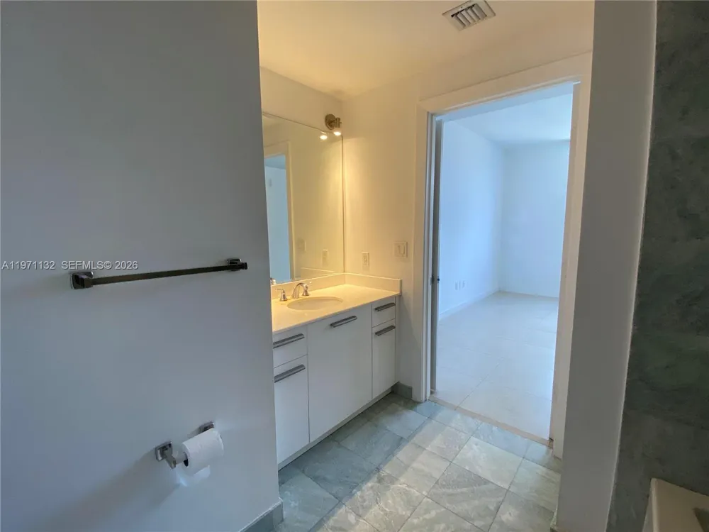 1060 Brickell Ave #3105 Miami, FL 33131