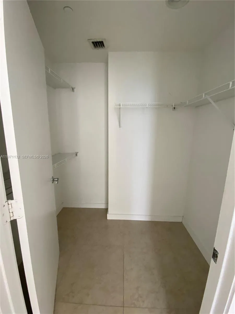 1060 Brickell Ave #3105 Miami, FL 33131