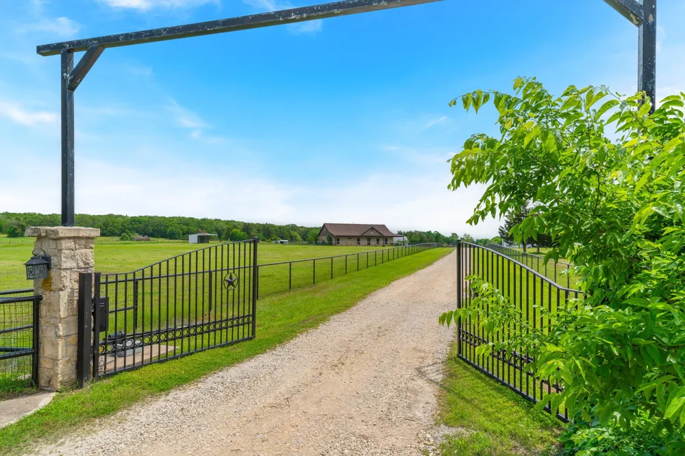 289 Blackjack Road Valley View, TX 76272