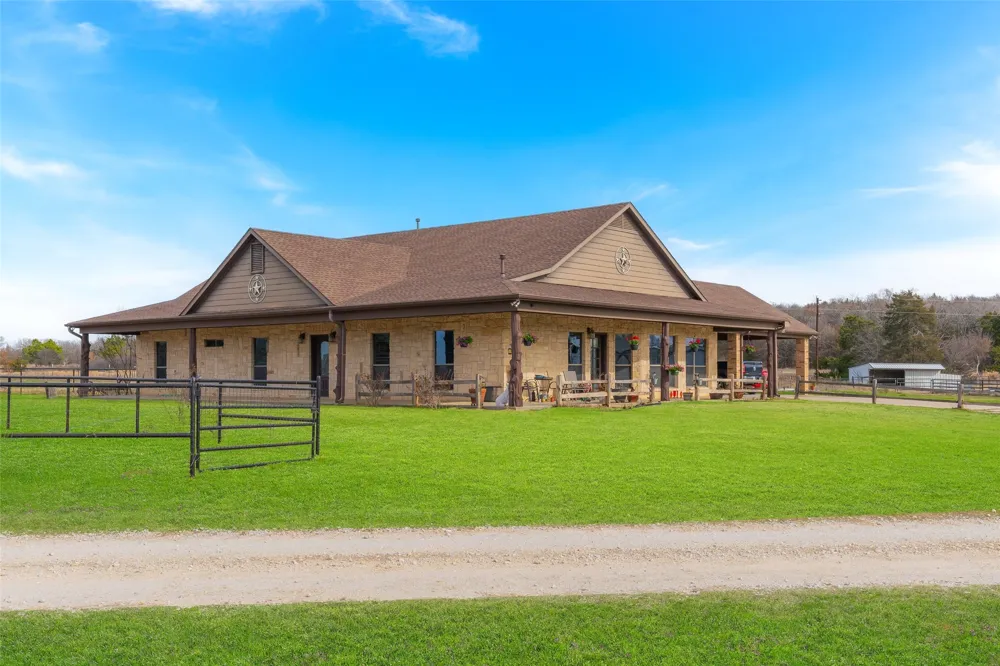 289 Blackjack Road Valley View, TX 76272