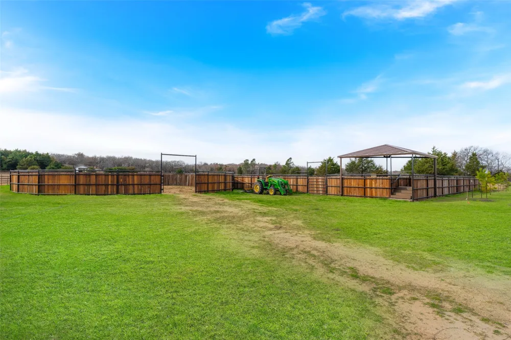 289 Blackjack Road Valley View, TX 76272
