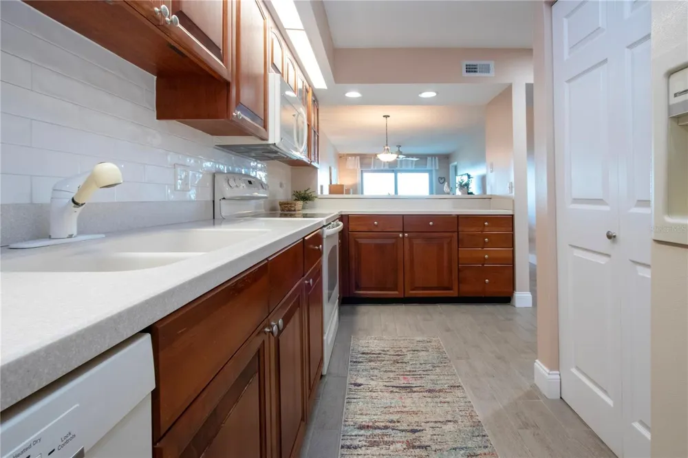 802 BAHIA DEL SOL DRIVE #6 Ruskin, FL 33570