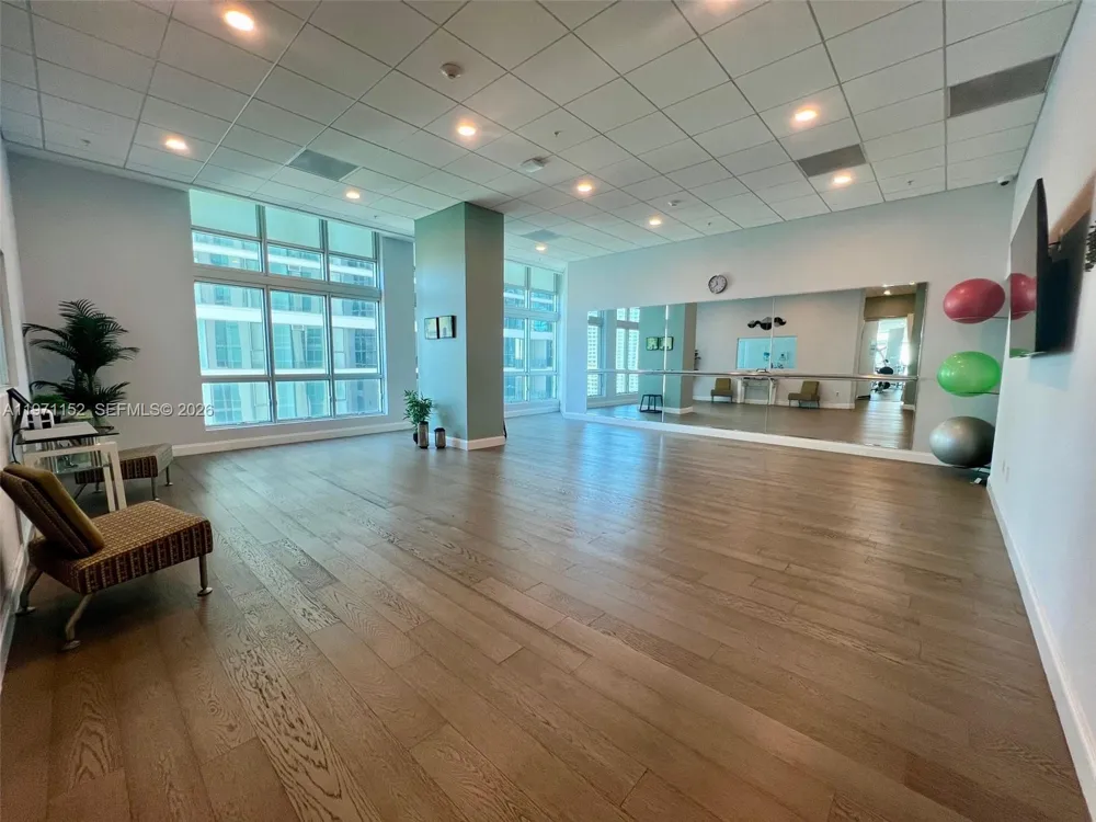 300 S Biscayne Blvd #PH-3907 Miami, FL 33131