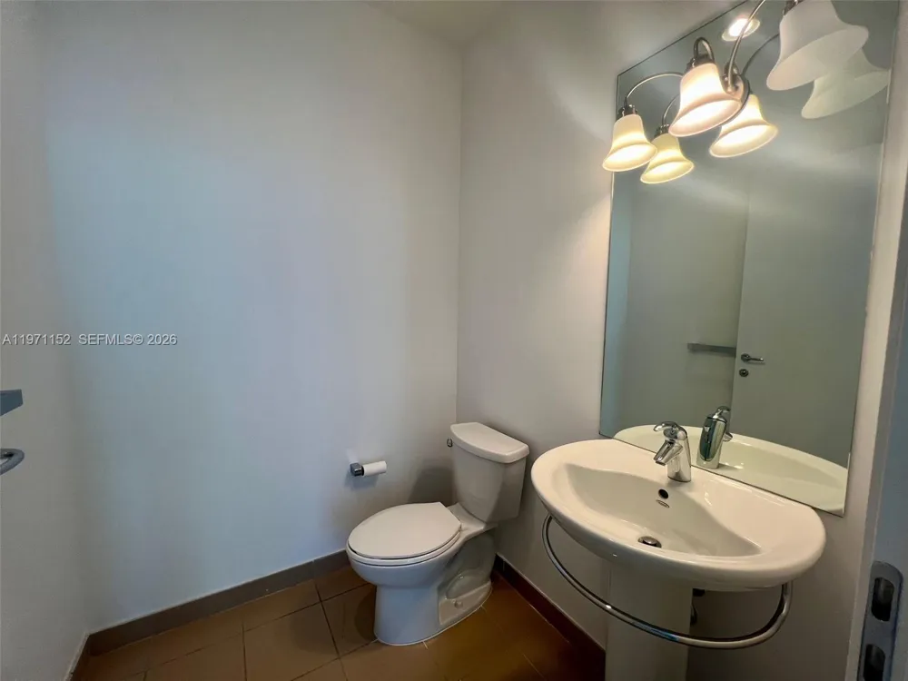 300 S Biscayne Blvd #PH-3907 Miami, FL 33131