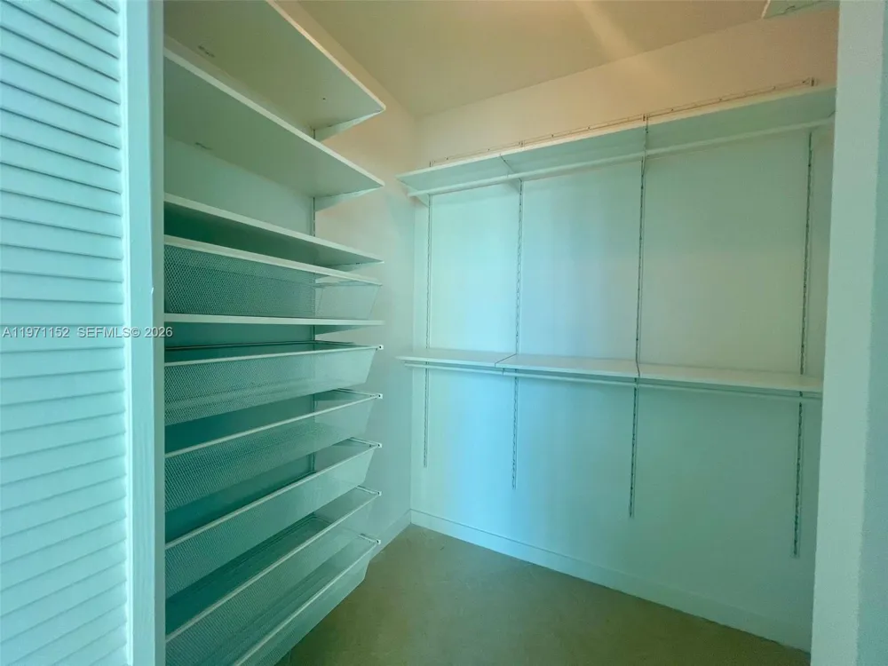 300 S Biscayne Blvd #PH-3907 Miami, FL 33131