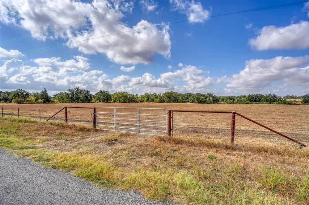 8 CR 450 Thorndale, TX 76577