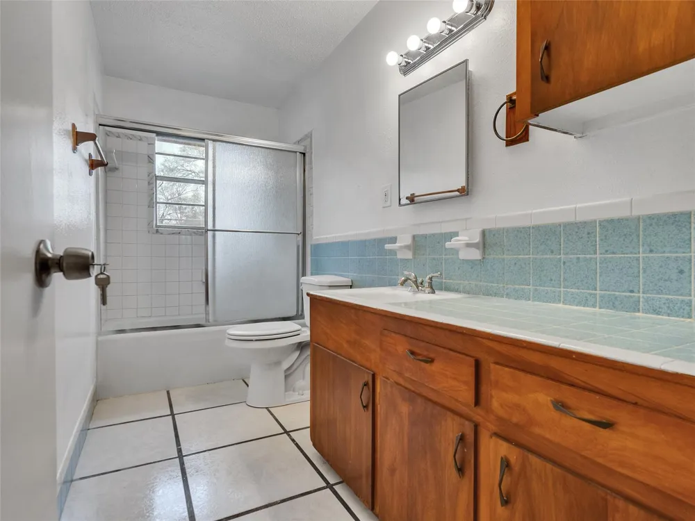 2002 W Highway 6 Alvin, TX 77511