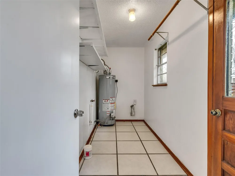 2002 W Highway 6 Alvin, TX 77511
