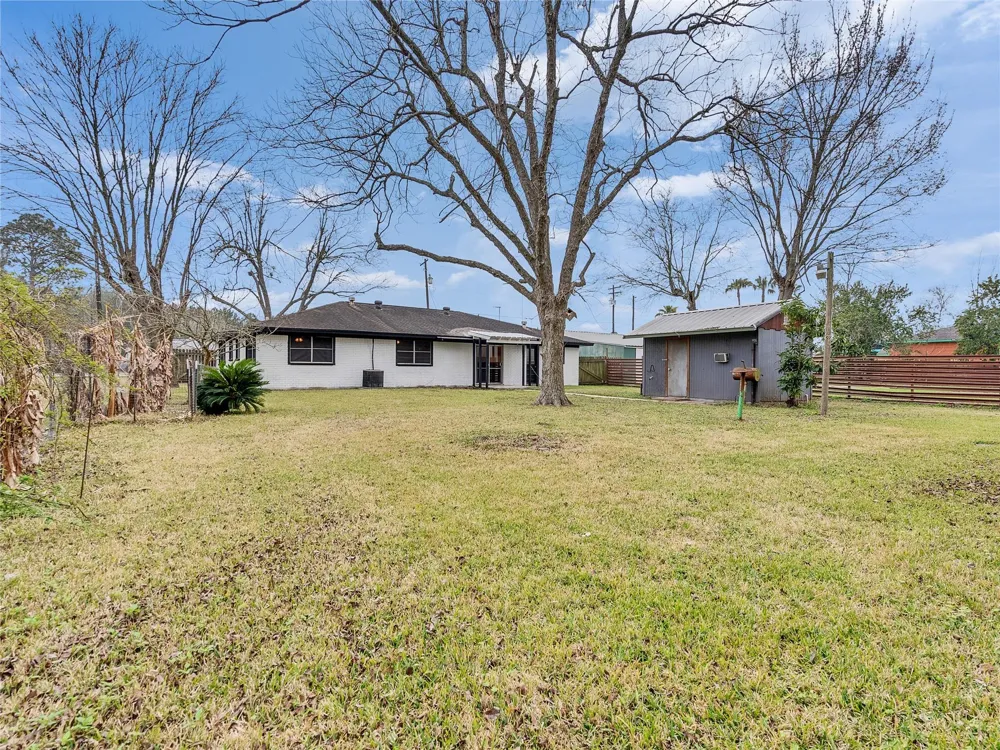 2002 W Highway 6 Alvin, TX 77511