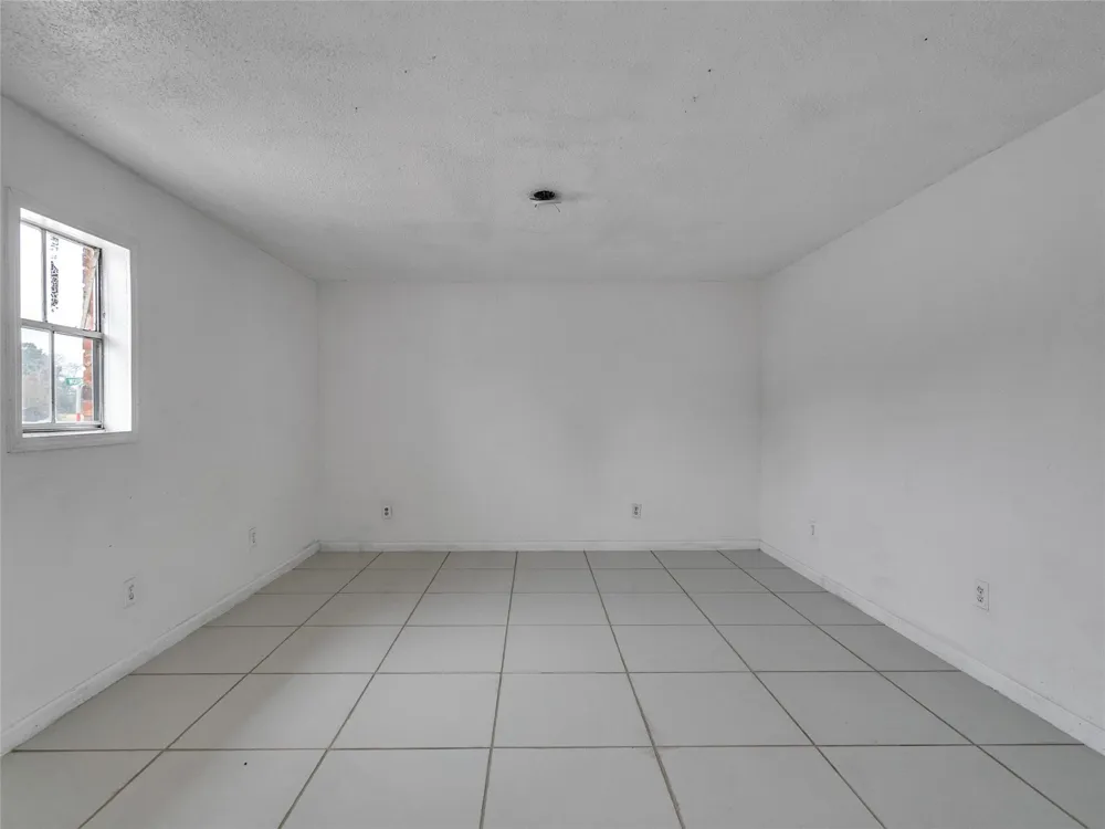 2002 W Highway 6 Alvin, TX 77511