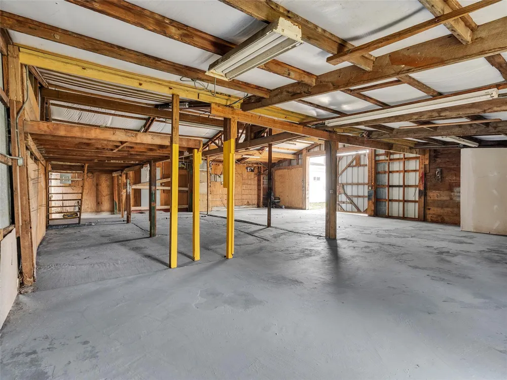 2002 W Highway 6 Alvin, TX 77511