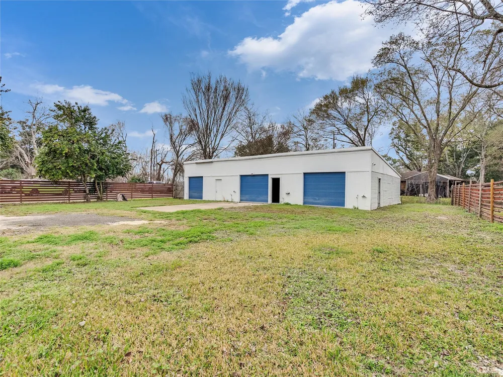2002 W Highway 6 Alvin, TX 77511