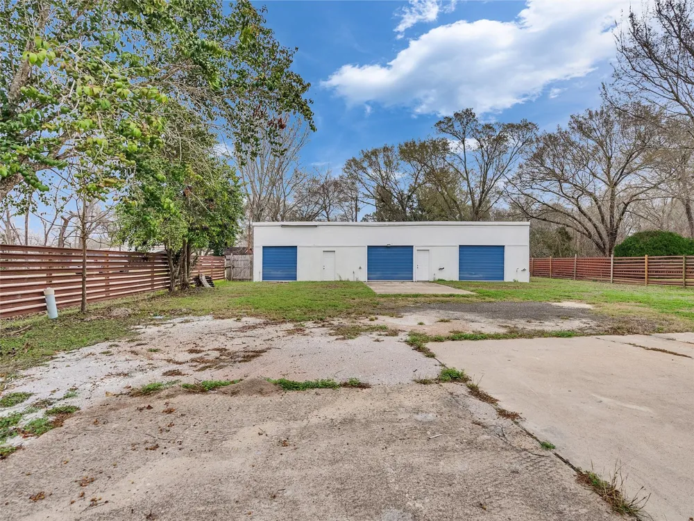 2002 W Highway 6 Alvin, TX 77511