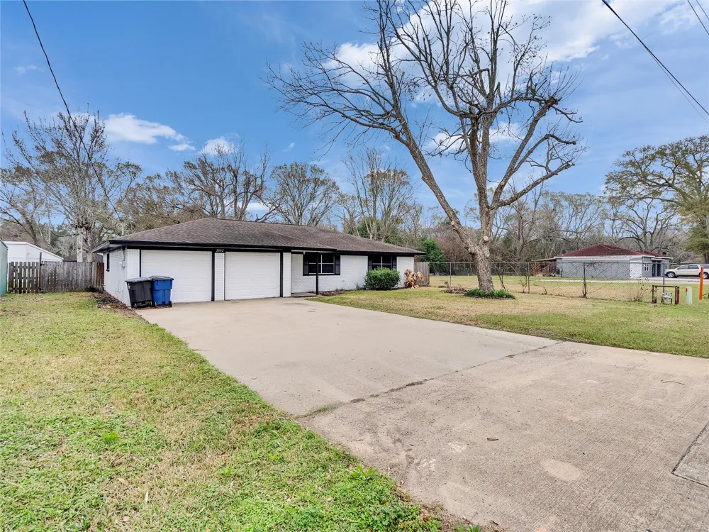 2002 W Highway 6 Alvin, TX 77511