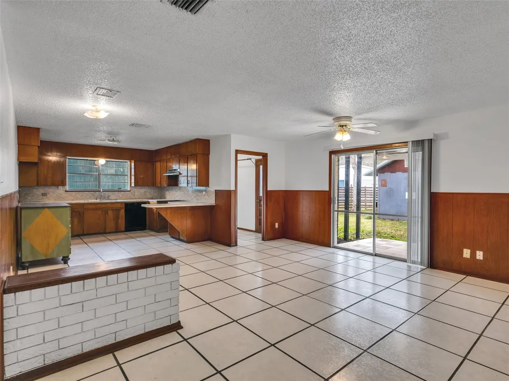 2002 W Highway 6 Alvin, TX 77511
