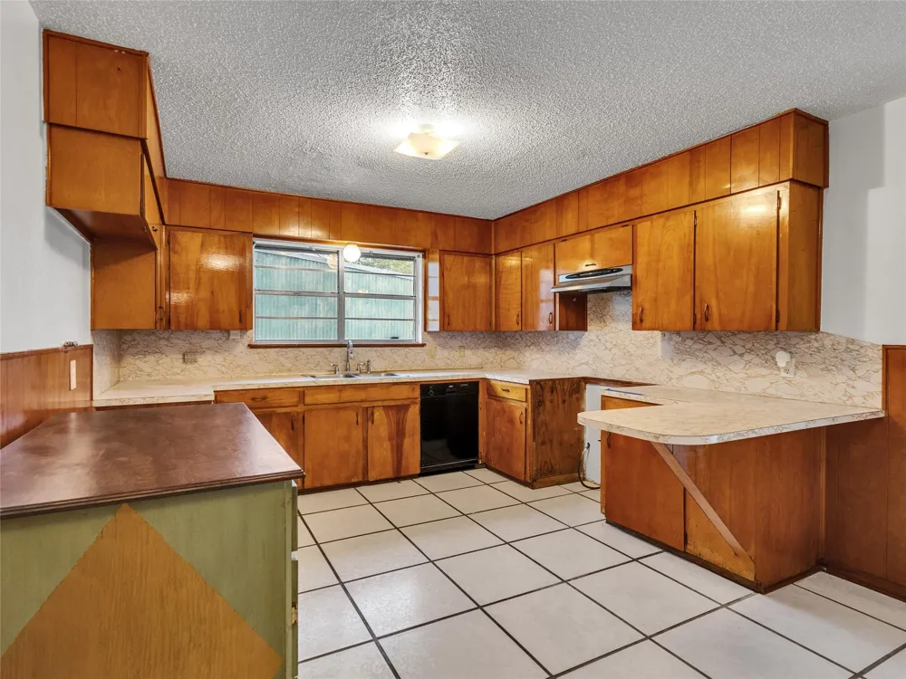 2002 W Highway 6 Alvin, TX 77511