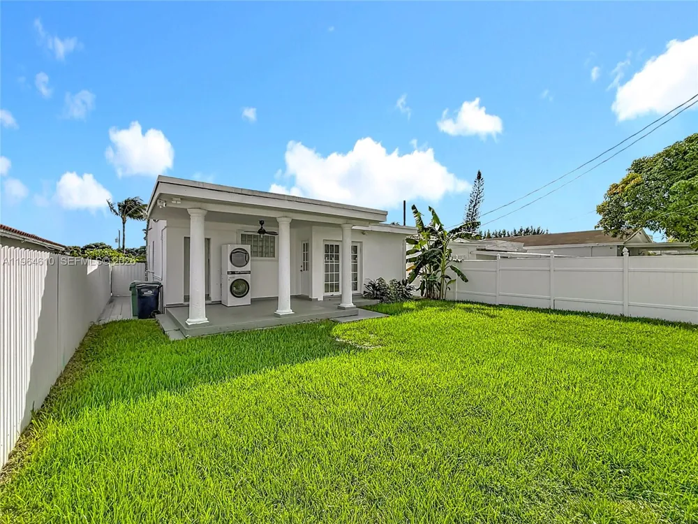 6819 SW 25th St Miami, FL 33155