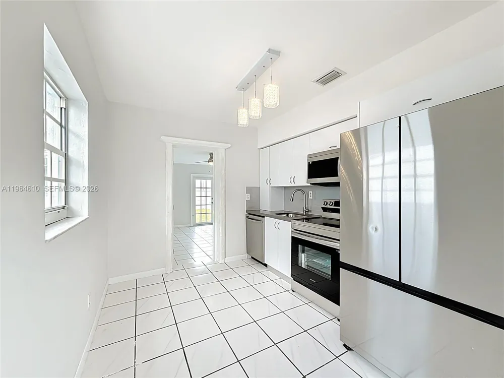 6819 SW 25th St Miami, FL 33155