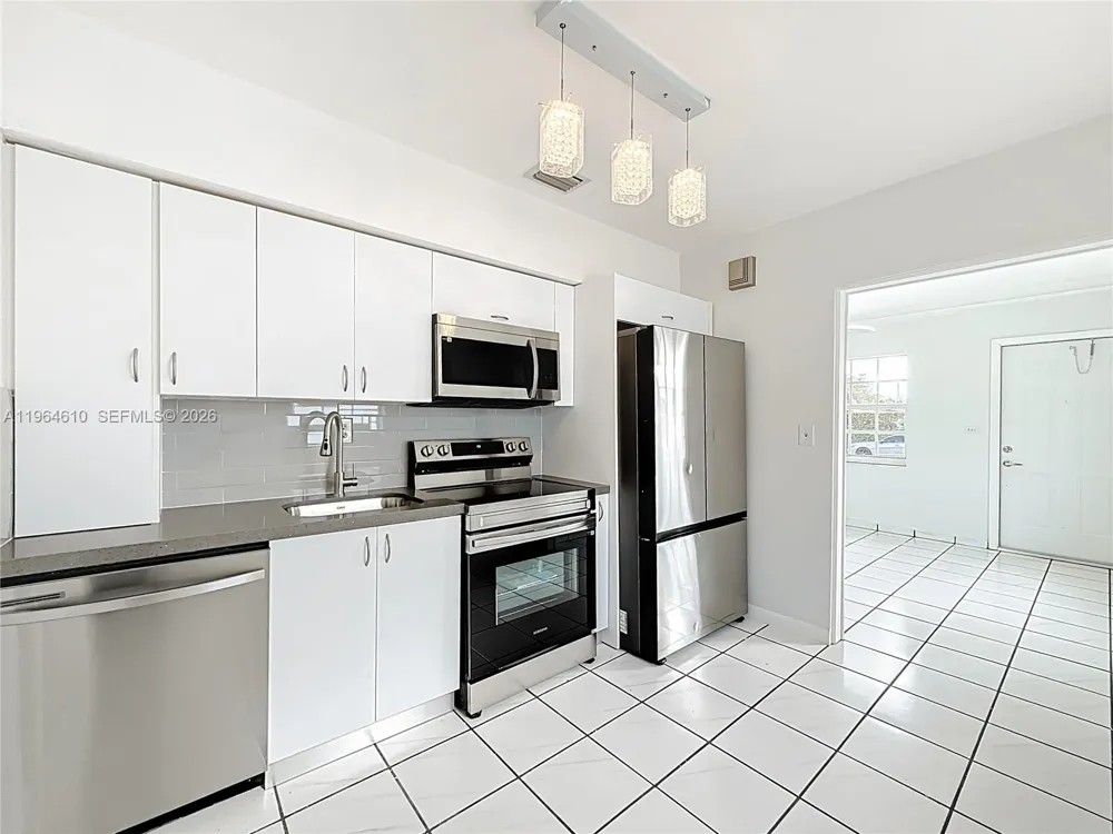 6819 SW 25th St Miami, FL 33155