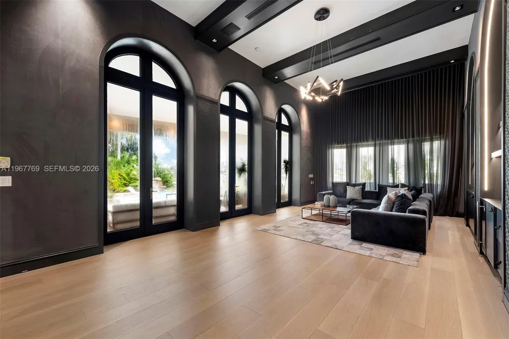 432 S Hibiscus Dr Miami Beach, FL 33139